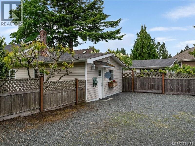 Photo 11 of 521 Arbutus St, Qualicum Beach BC