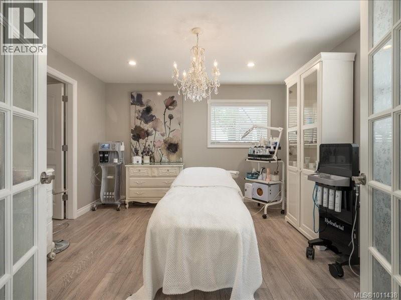 Photo 18 of 521 Arbutus St, Qualicum Beach BC