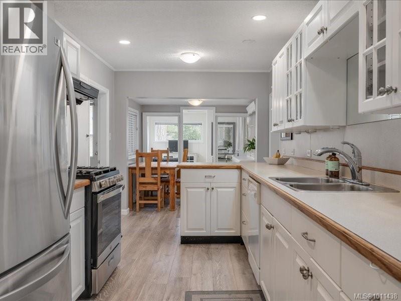 Photo 27 of 521 Arbutus St, Qualicum Beach BC