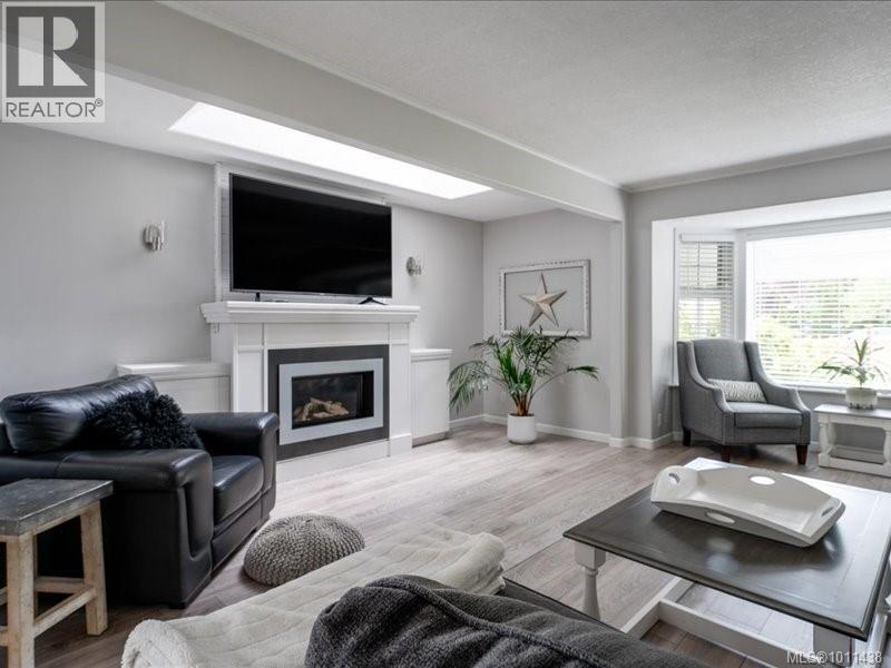 Photo 3 of 521 Arbutus St, Qualicum Beach BC