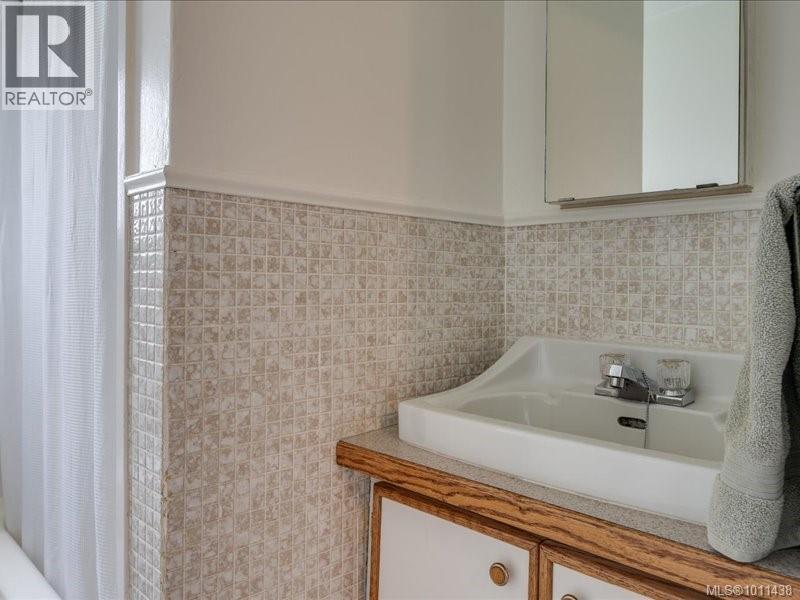 Photo 31 of 521 Arbutus St, Qualicum Beach BC