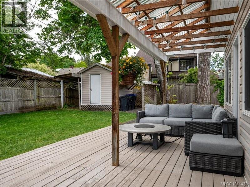 Photo 38 of 521 Arbutus St, Qualicum Beach BC