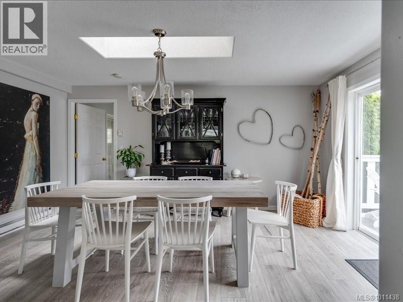 Photo 4 of 521 Arbutus St, Qualicum Beach BC