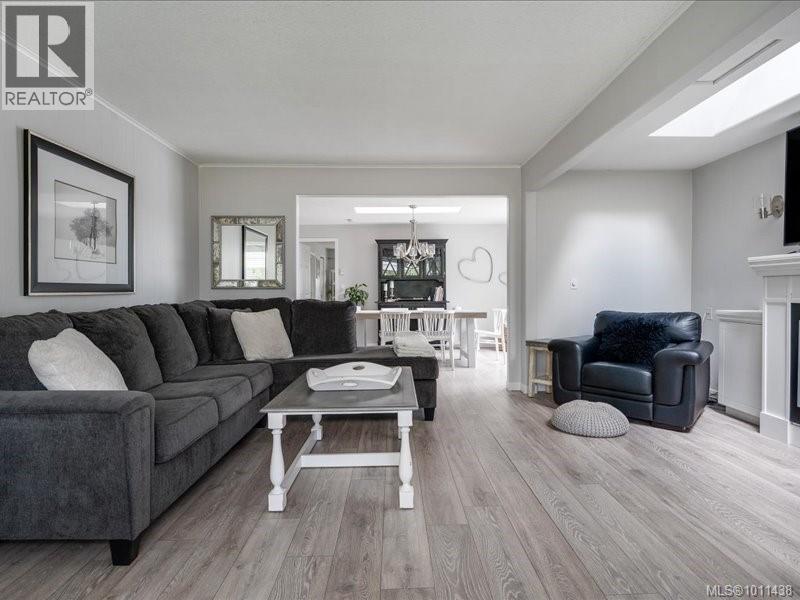 Photo 5 of 521 Arbutus St, Qualicum Beach BC
