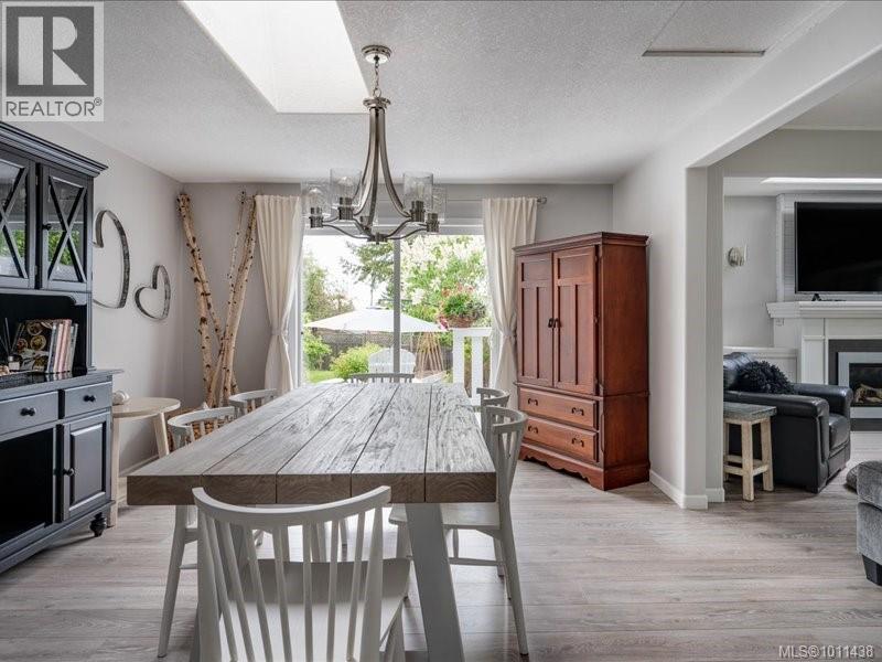 Photo 6 of 521 Arbutus St, Qualicum Beach BC