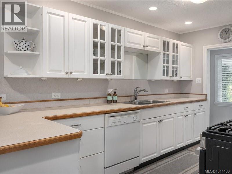 Photo 7 of 521 Arbutus St, Qualicum Beach BC