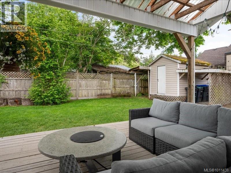 Photo 8 of 521 Arbutus St, Qualicum Beach BC