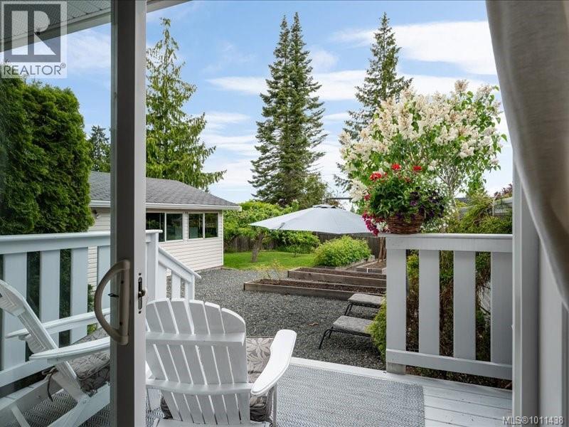 Photo 9 of 521 Arbutus St, Qualicum Beach BC