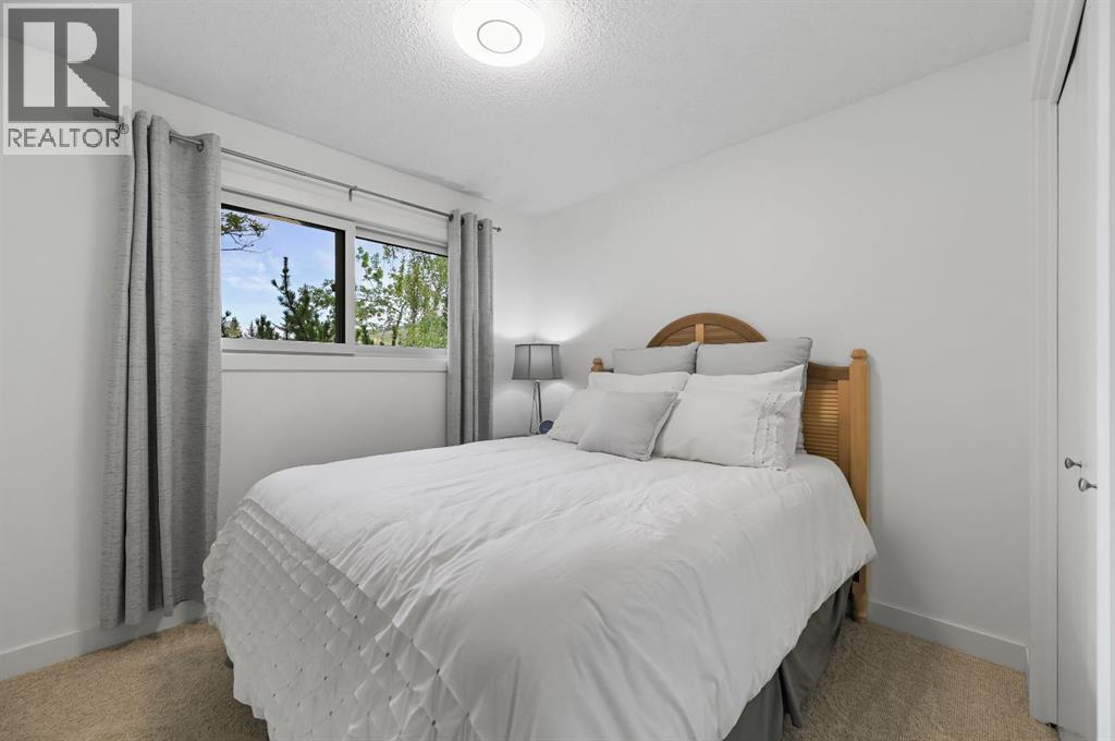 Single Family House Bungalow for Sale in  Edgedale Drive NW Edgemont Calgary 