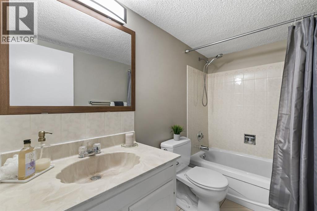Single Family House Bungalow for Sale in  Edgedale Drive NW Edgemont Calgary 