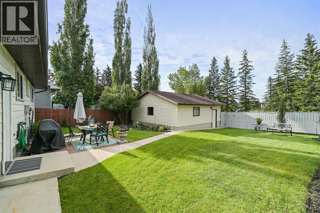 Single Family House Bungalow for Sale in  Edgedale Drive NW Edgemont Calgary 