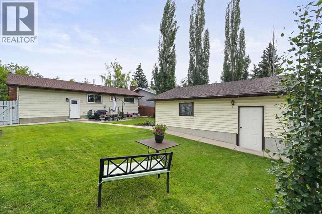 Single Family House Bungalow for Sale in  Edgedale Drive NW Edgemont Calgary 