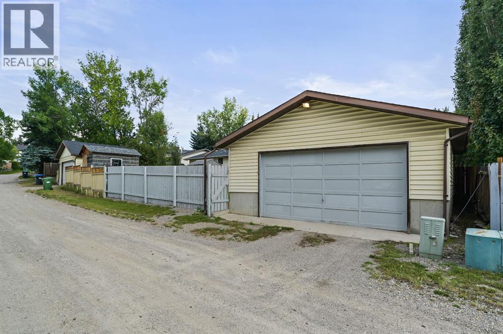 Single Family House Bungalow for Sale in  Edgedale Drive NW Edgemont Calgary 