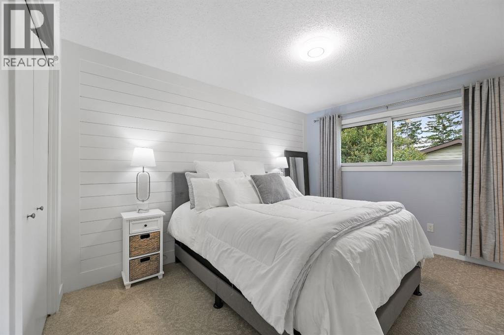 Single Family House Bungalow for Sale in  Edgedale Drive NW Edgemont Calgary 