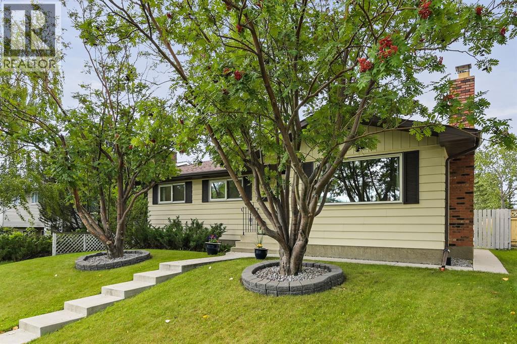 Single Family House Bungalow for Sale in  Edgedale Drive NW Edgemont Calgary 