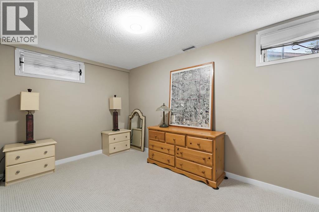 Single Family House Bungalow for Sale in  Edgedale Drive NW Edgemont Calgary 