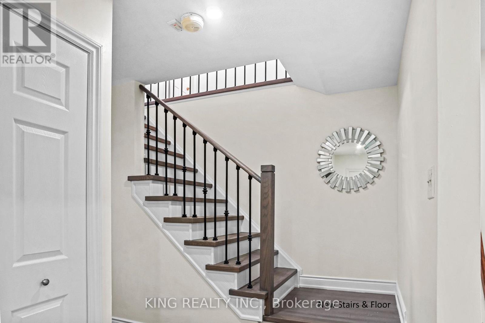 Photo 10 of 16 Wimbledon Court, Brampton ON