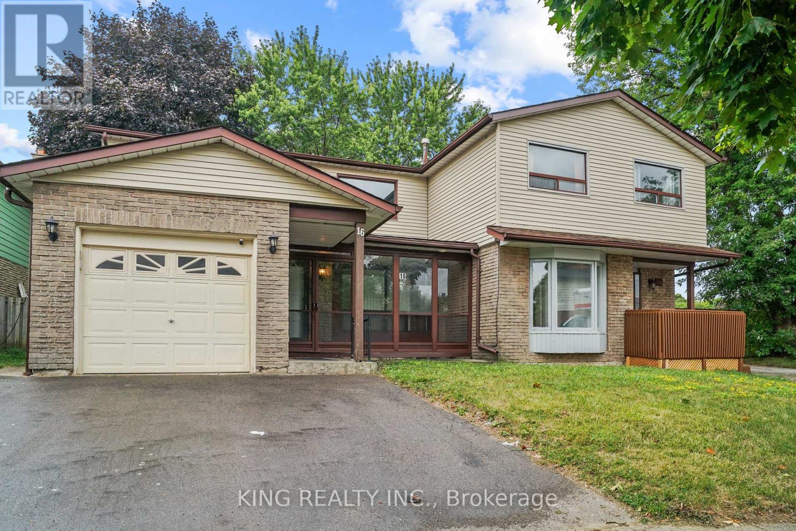 Photo 5 of 16 Wimbledon Court, Brampton ON