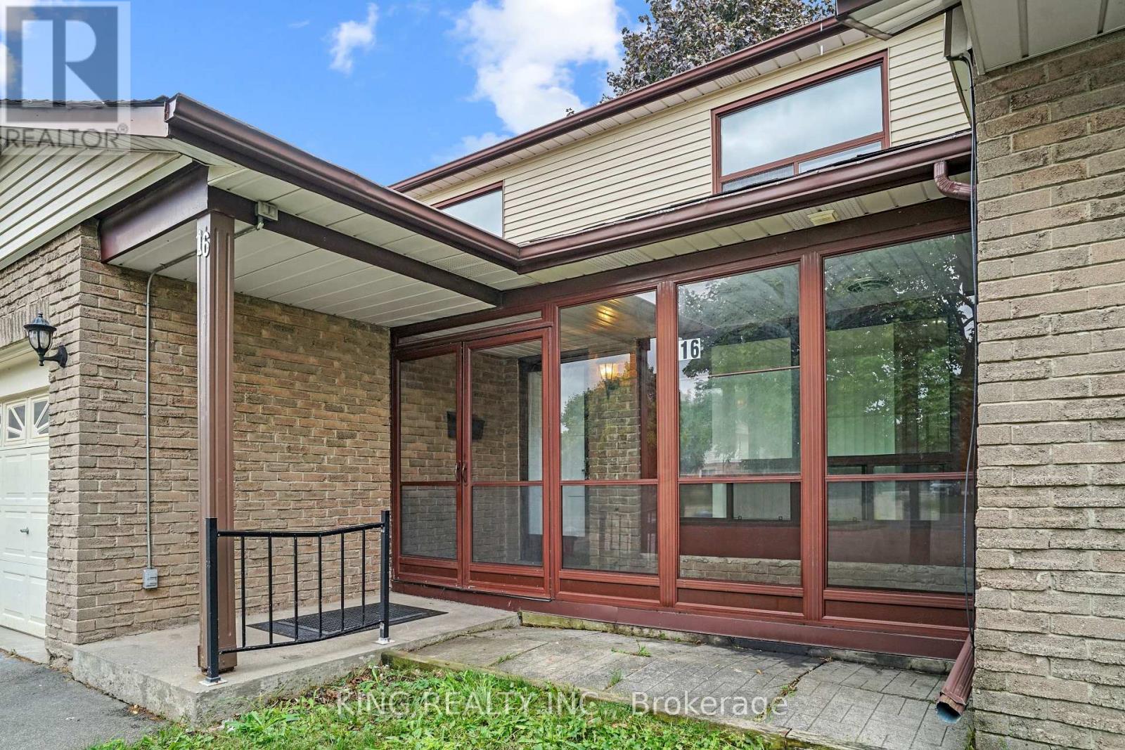 Photo 7 of 16 Wimbledon Court, Brampton ON