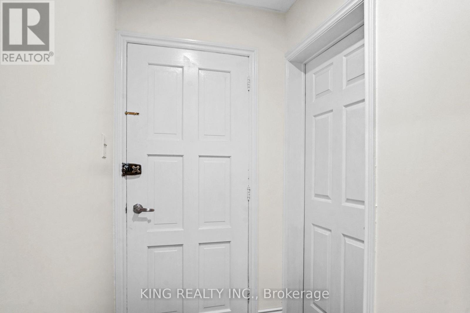 Photo 11 of 16 Wimbledon Court, Brampton ON