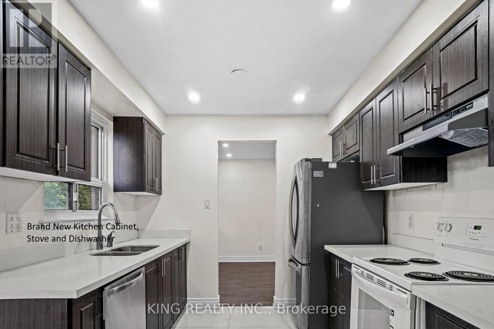 Photo 15 of 16 Wimbledon Court, Brampton ON