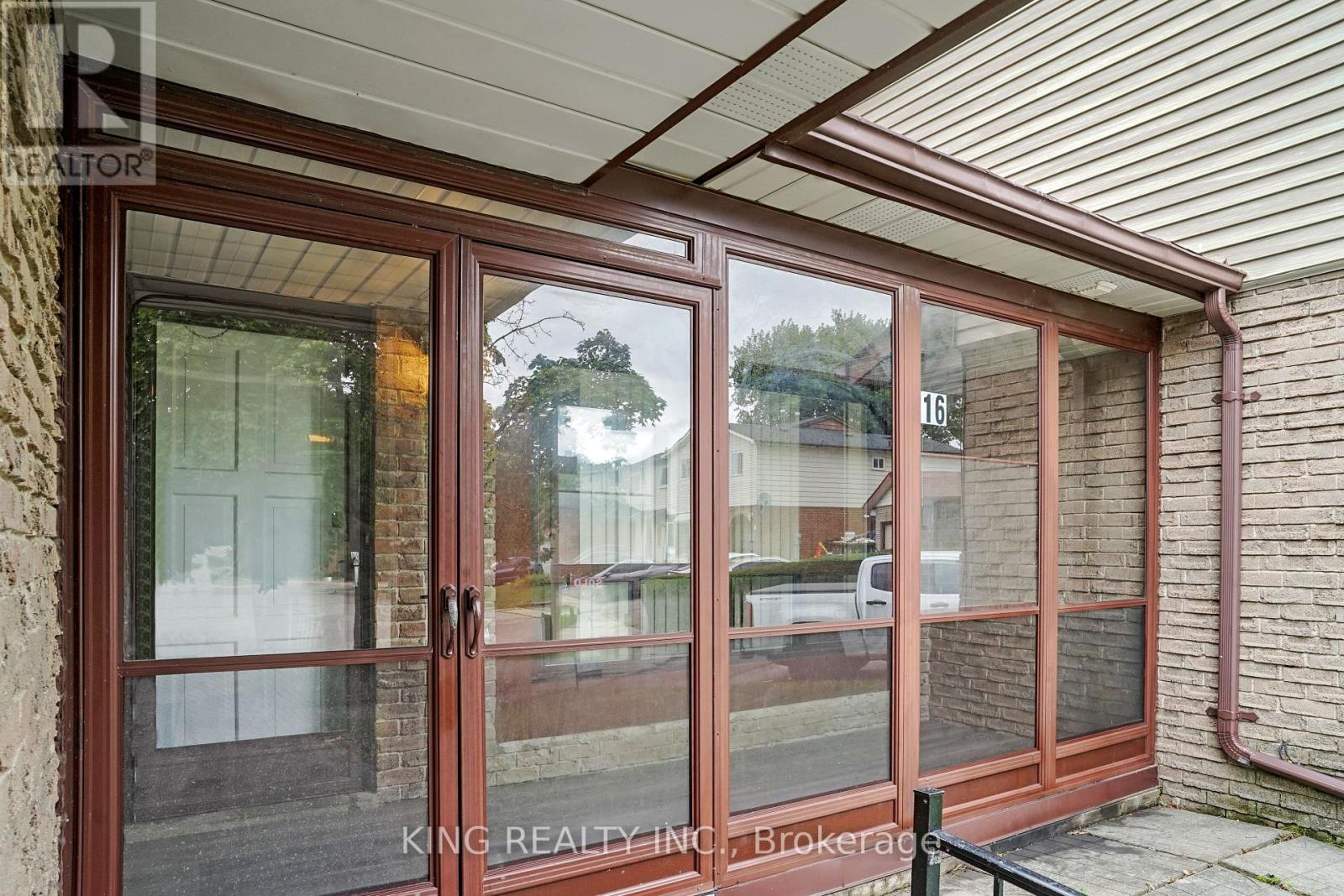 Photo 6 of 16 Wimbledon Court, Brampton ON