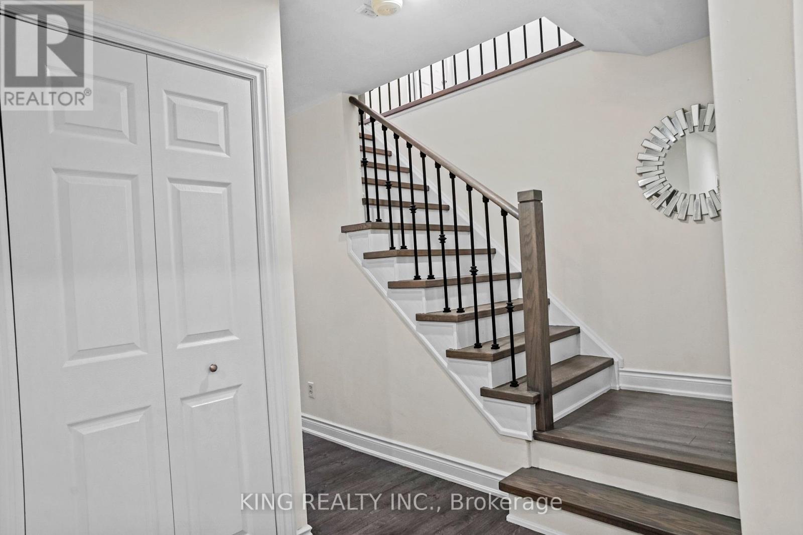 Photo 9 of 16 Wimbledon Court, Brampton ON