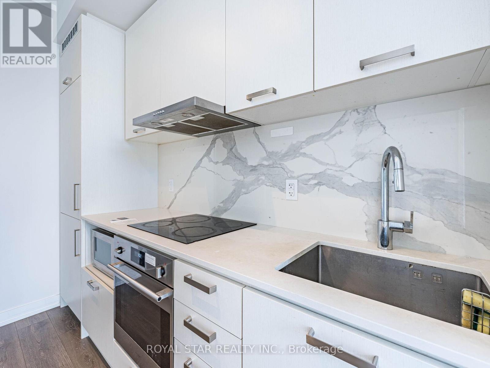 Photo 4 of 1120 38 Honeycrisp Crescent, Vaughan ON