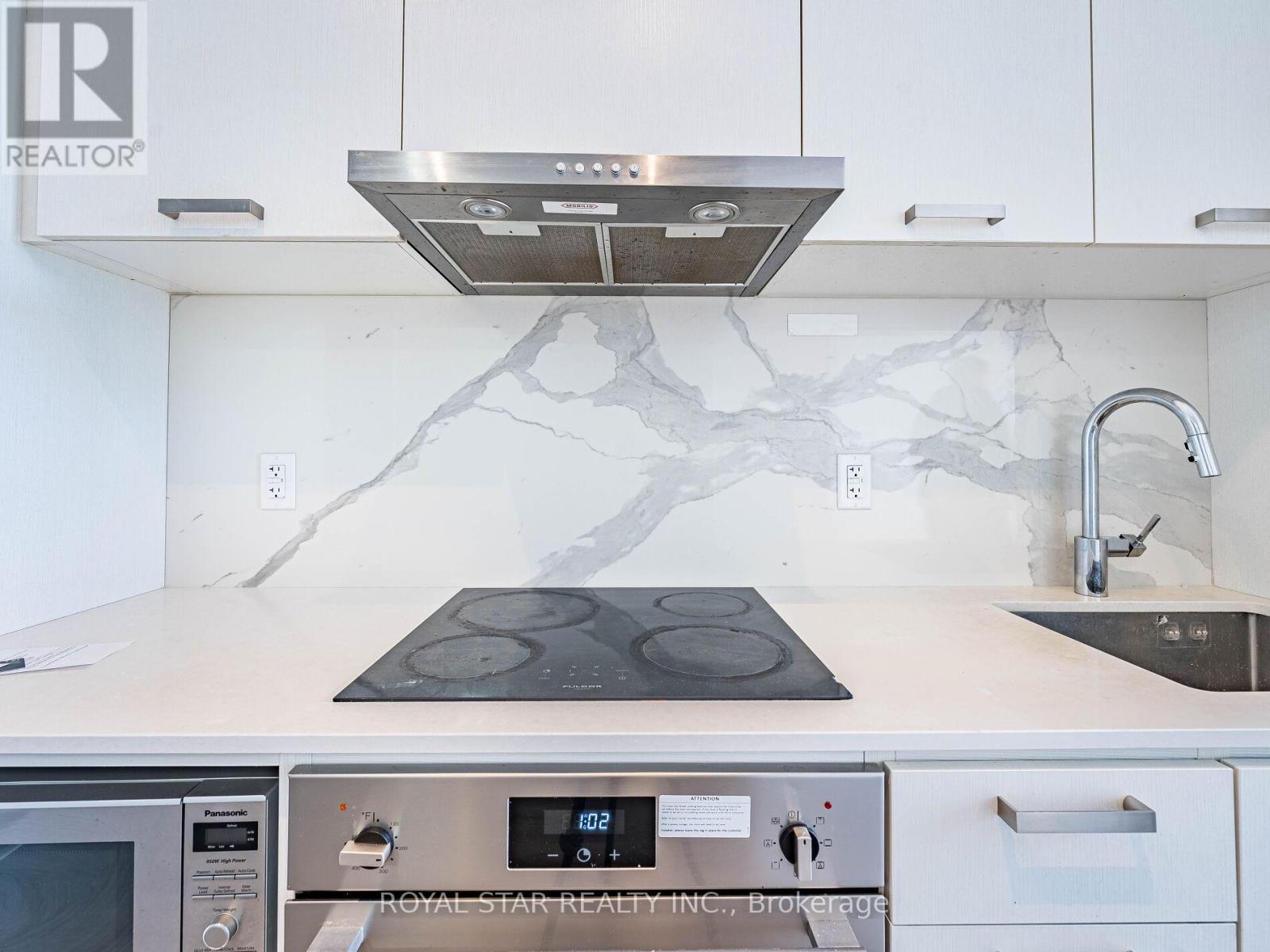 Photo 3 of 1120 38 Honeycrisp Crescent, Vaughan ON