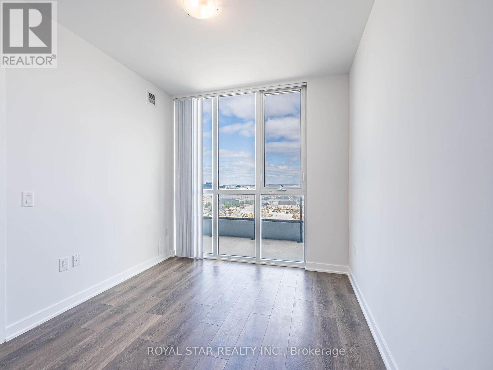 Photo 12 of 1120 38 Honeycrisp Crescent, Vaughan ON