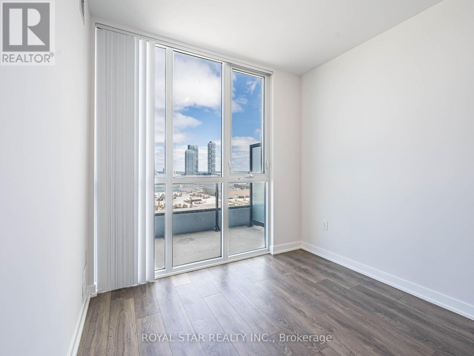 Photo 16 of 1120 38 Honeycrisp Crescent, Vaughan ON