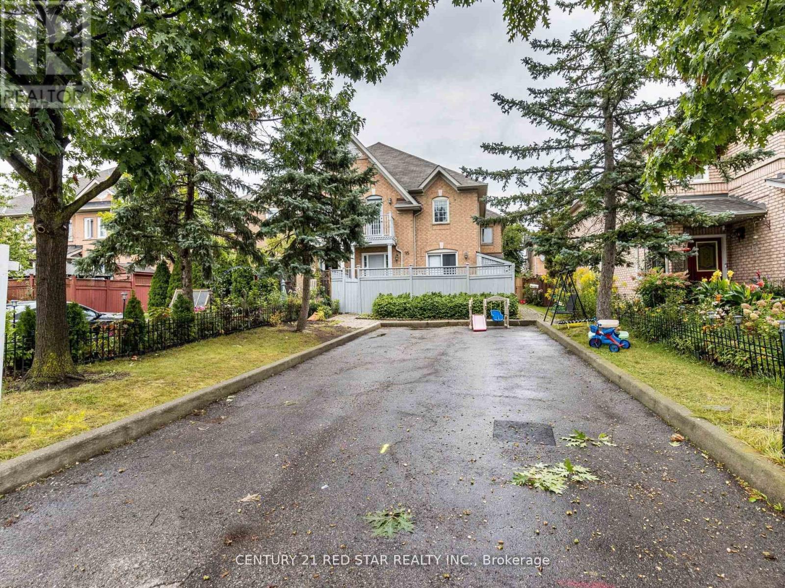 Photo 35 of 95 Yellow Brick Road, Brampton ON
