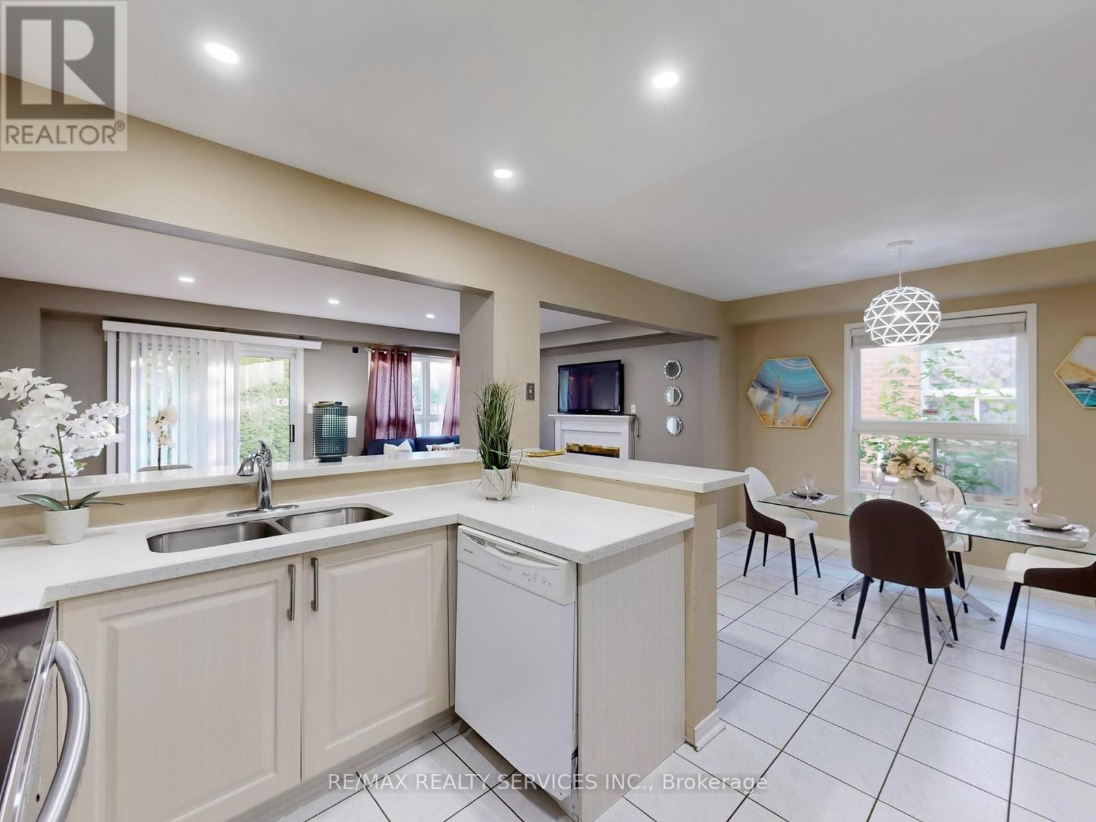 Photo 14 of 96 5230 Glen Erin Drive, Mississauga ON