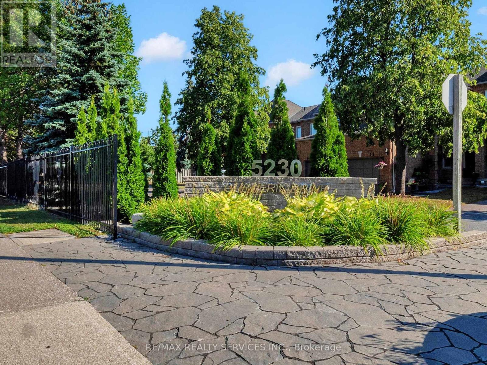 Photo 2 of 96 5230 Glen Erin Drive, Mississauga ON