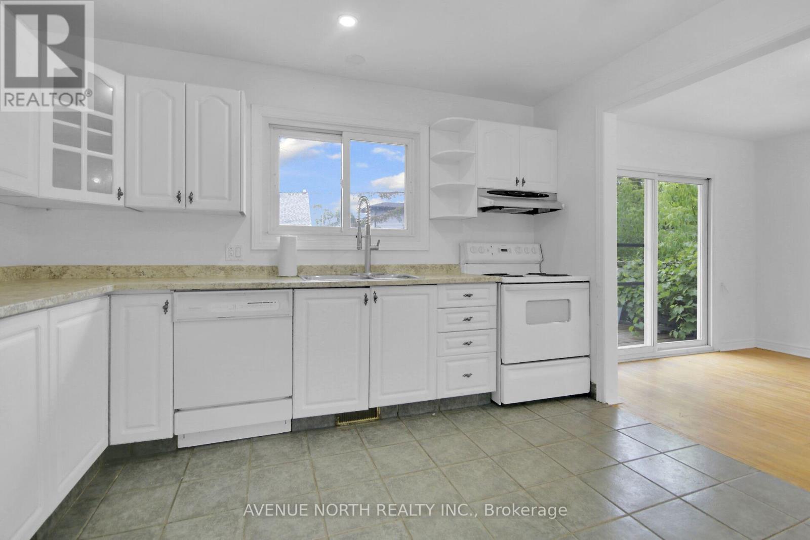 Photo 10 of 1254 Heron Road, Ottawa ON
