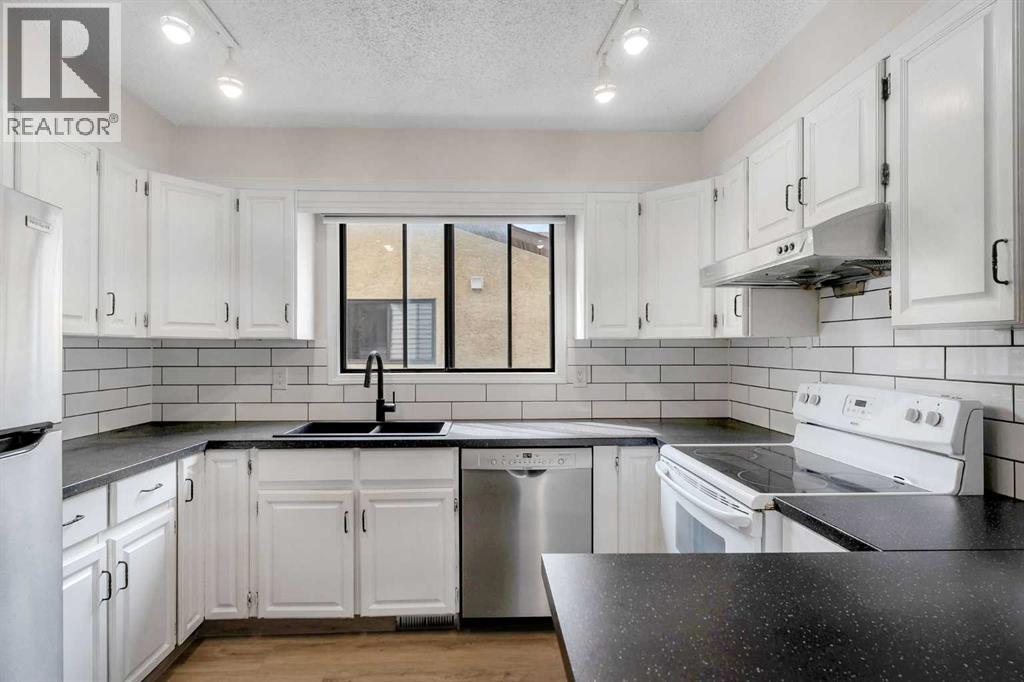 Single Family House for Sale in  Edgeford Way NW Edgemont Calgary 