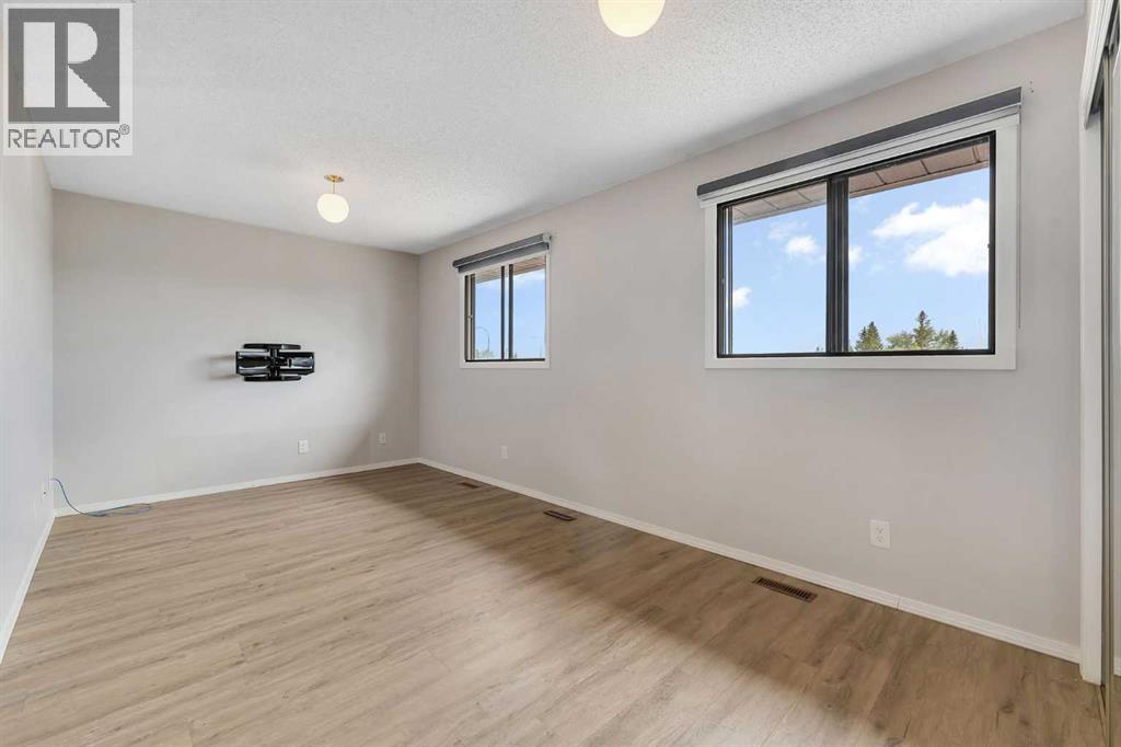 Single Family House for Sale in  Edgeford Way NW Edgemont Calgary 