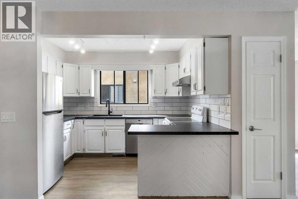 Single Family House for Sale in  Edgeford Way NW Edgemont Calgary 