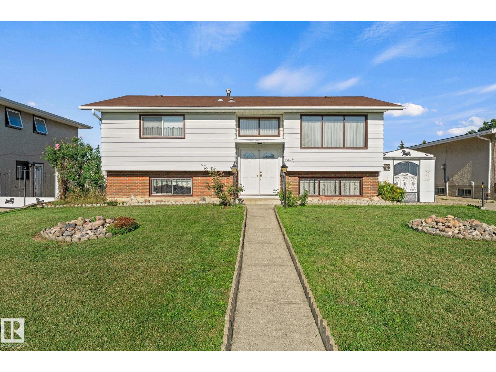 Photo 1 of 13820 86 St Nw, Edmonton AB