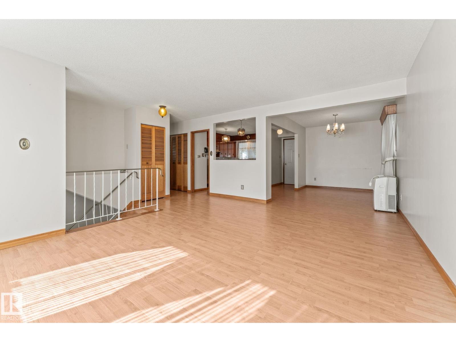 Photo 10 of 13820 86 St Nw, Edmonton AB