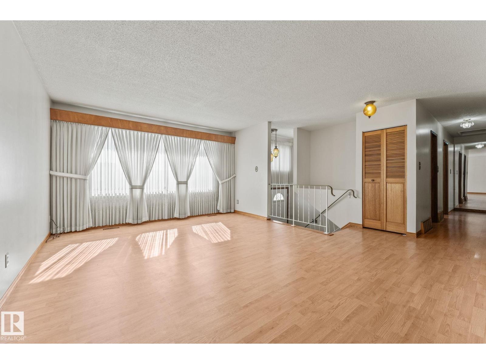 Photo 11 of 13820 86 St Nw, Edmonton AB