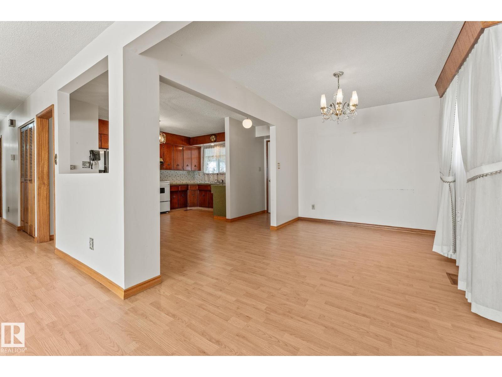 Photo 12 of 13820 86 St Nw, Edmonton AB