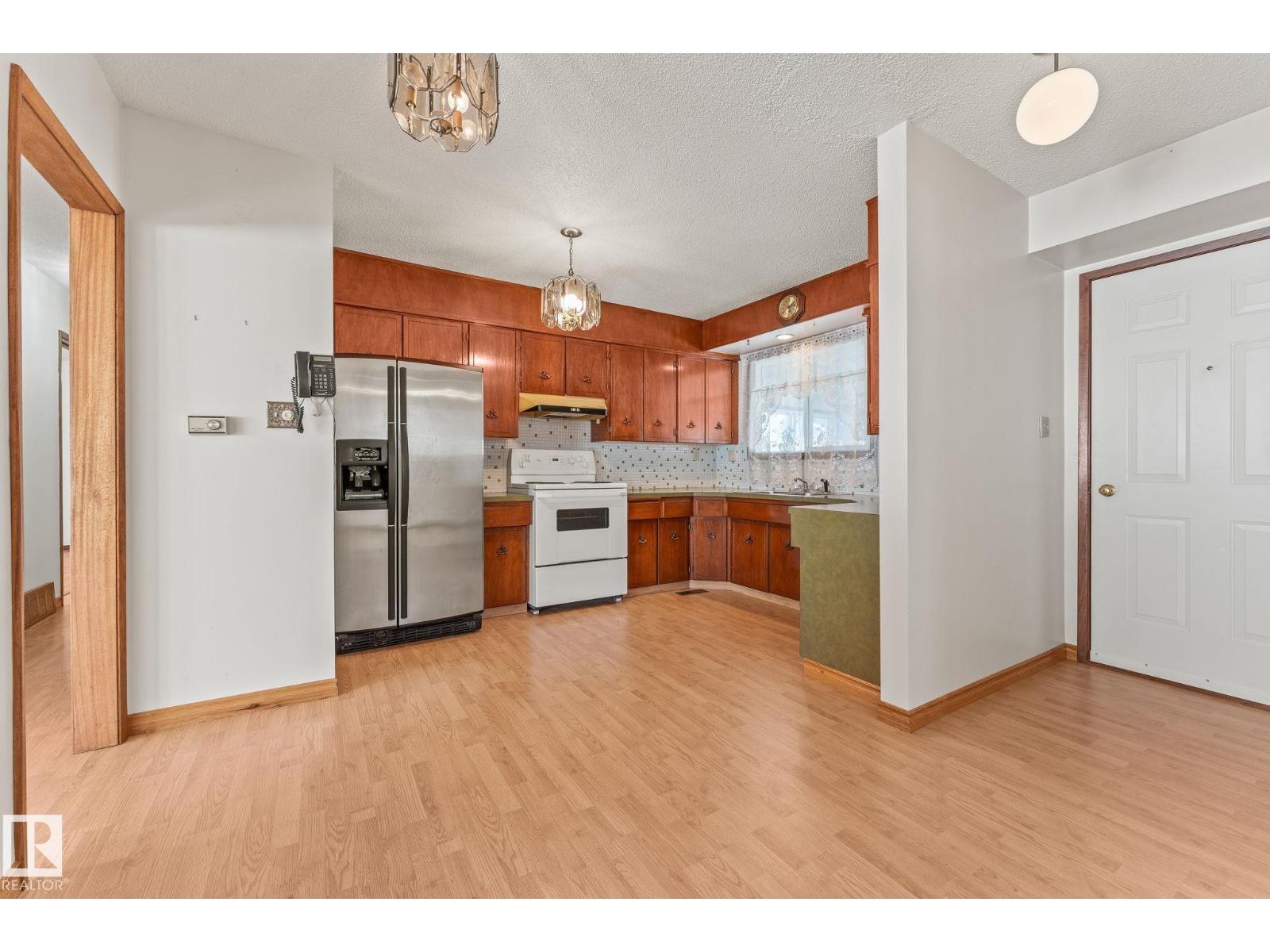 Photo 15 of 13820 86 St Nw, Edmonton AB