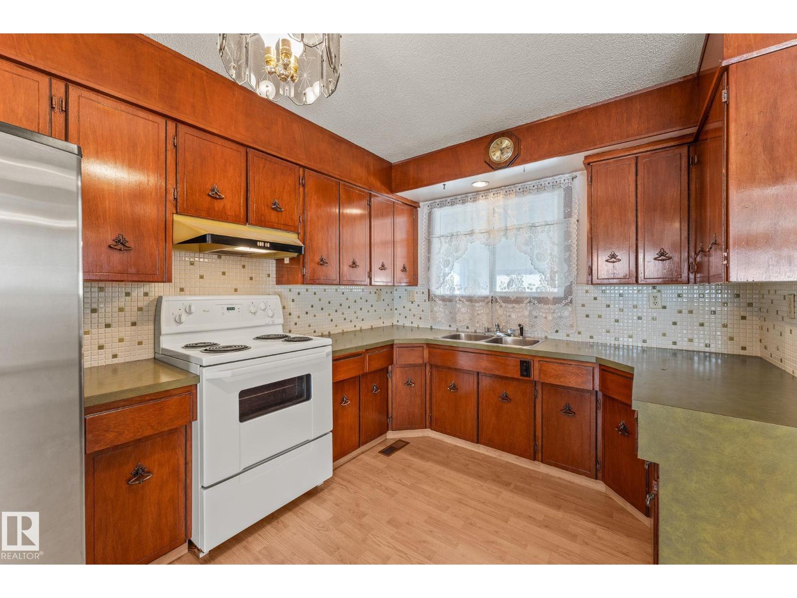 Photo 17 of 13820 86 St Nw, Edmonton AB