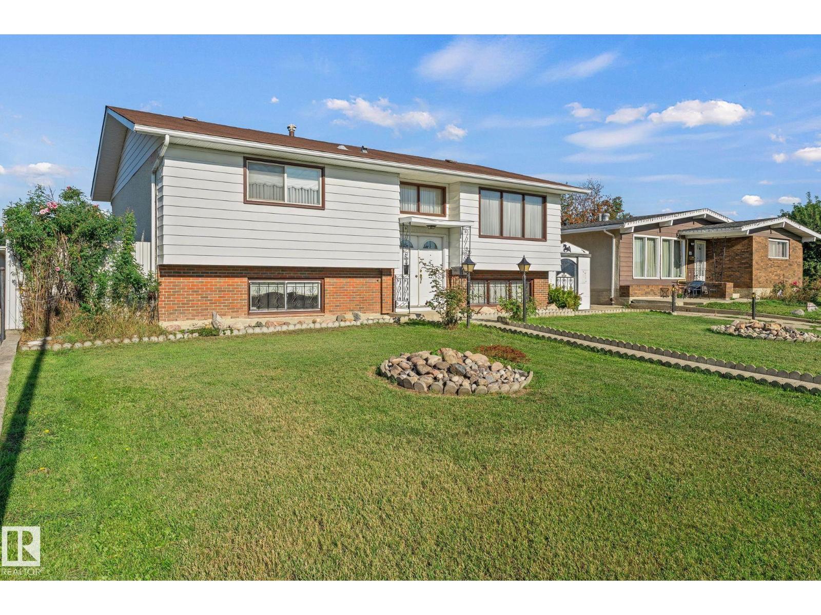 Photo 2 of 13820 86 St Nw, Edmonton AB