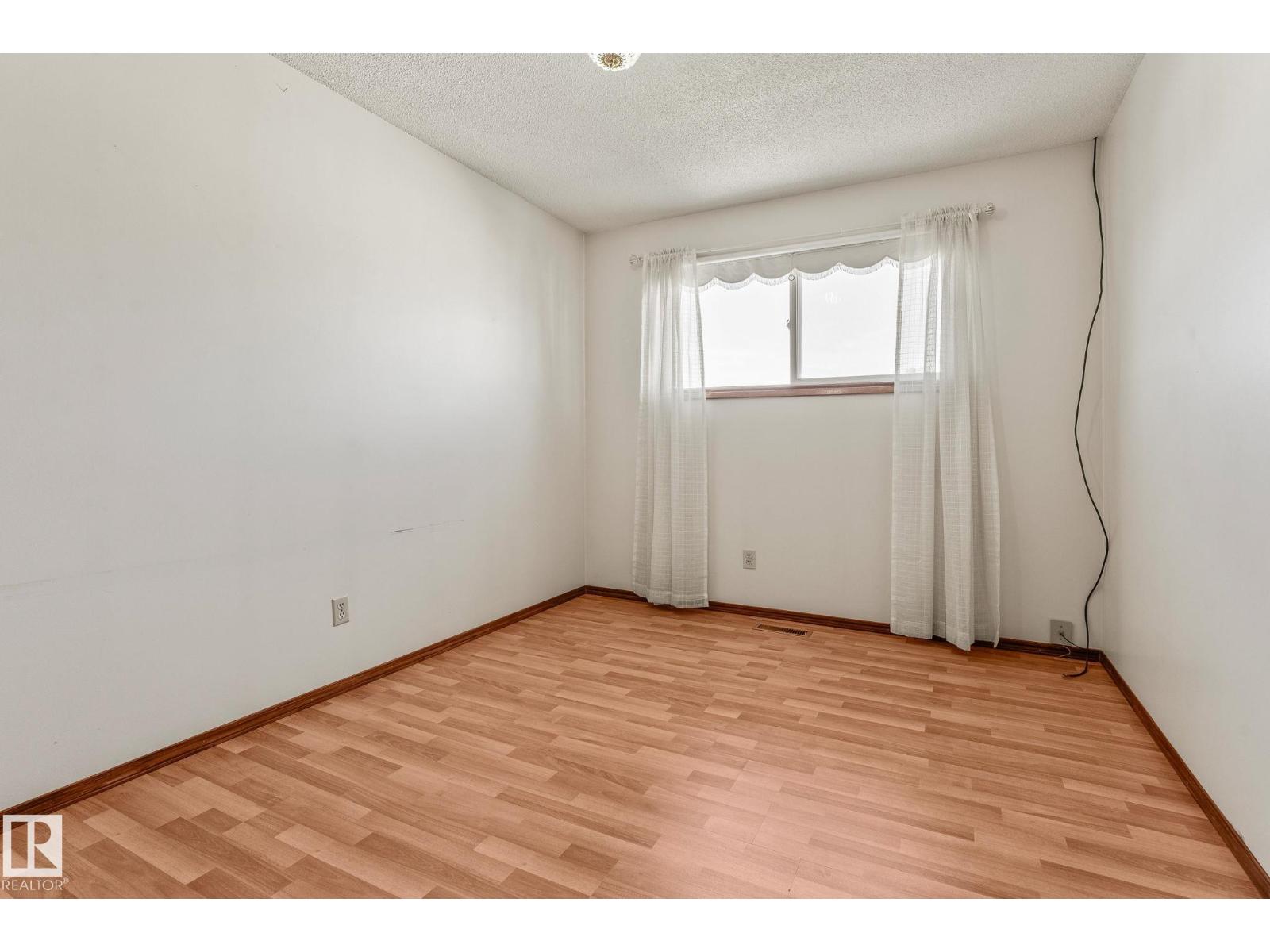 Photo 25 of 13820 86 St Nw, Edmonton AB