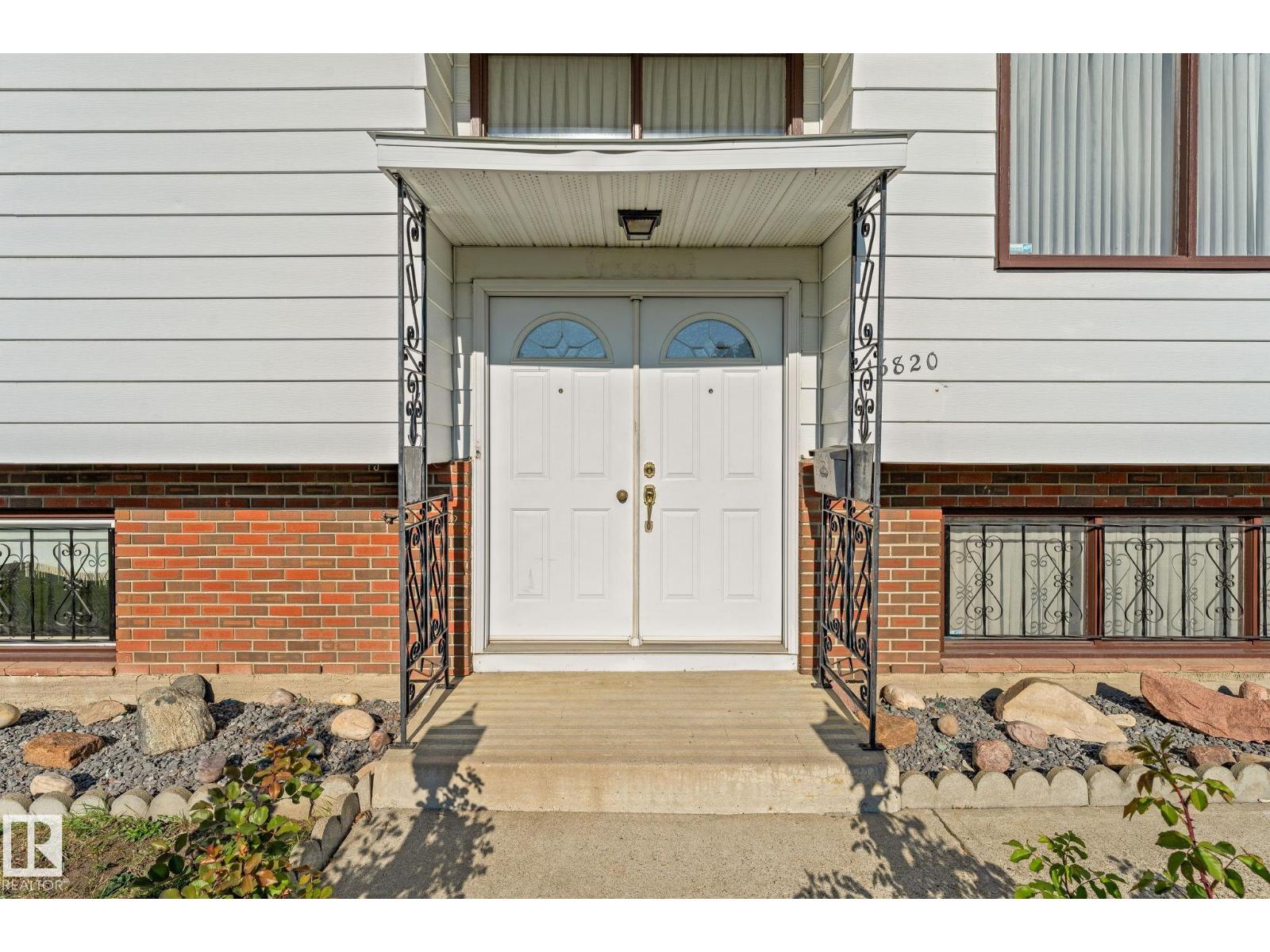 Photo 3 of 13820 86 St Nw, Edmonton AB