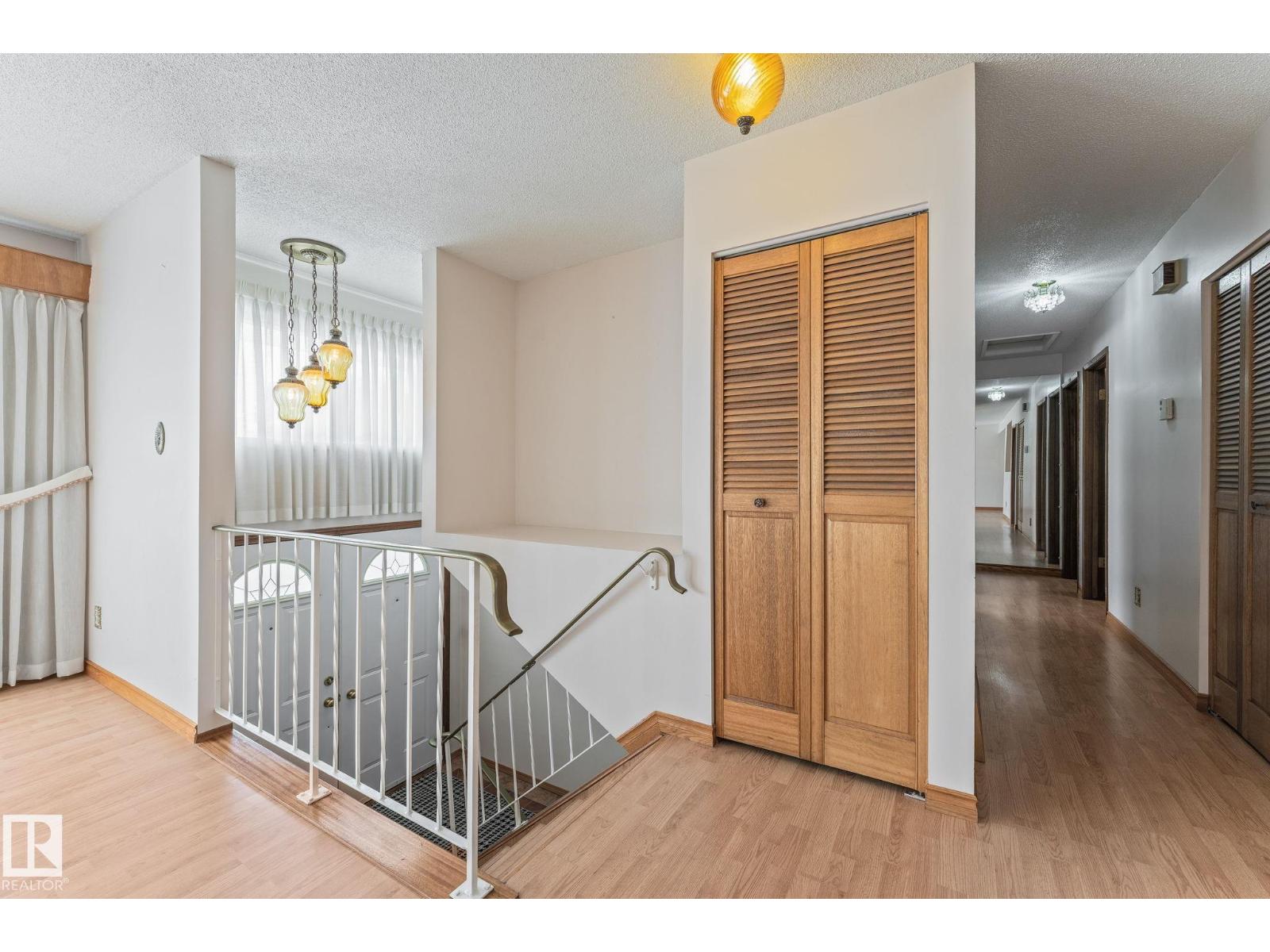Photo 6 of 13820 86 St Nw, Edmonton AB