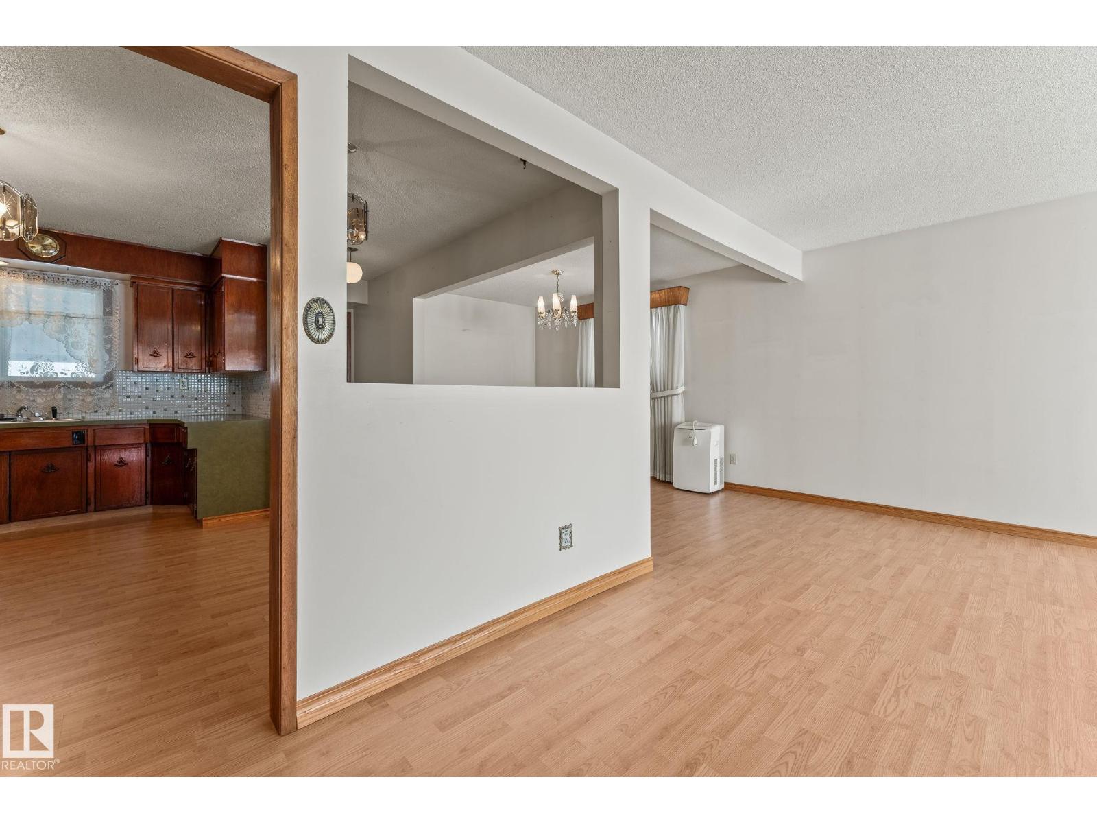Photo 7 of 13820 86 St Nw, Edmonton AB