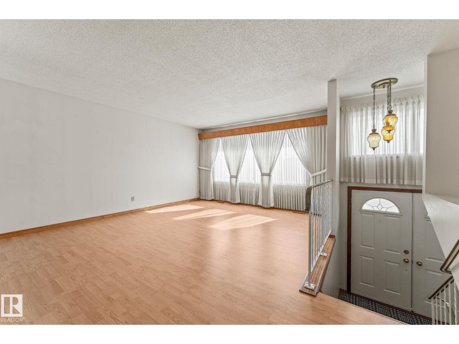 Photo 8 of 13820 86 St Nw, Edmonton AB
